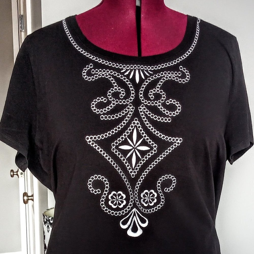 Style & Co. Black & White Embroidered SS Tee